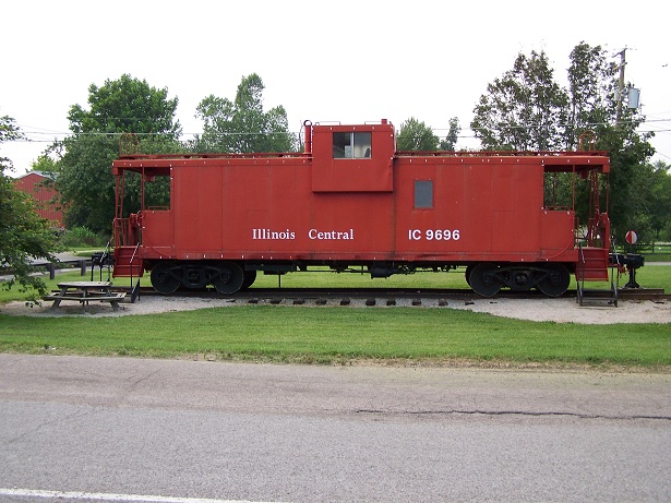 IC/ICG/PAL caboose in park along tracks